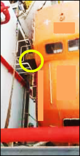 Imagem mostrando o local da queda (teto do bote salva-vidas de fibra de vidro)