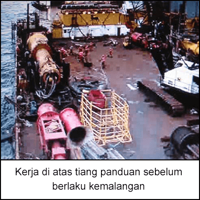 Pekerja di atas tiang panduan sebelum berlaku kemalangan