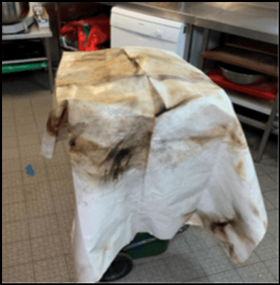 一條使用過的防火毯，明顯在火災中受損