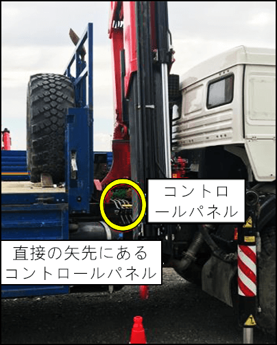 トラックに載せられたされたクレーンブームを引っ込めているときに