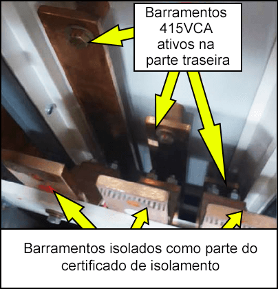 Três barramentos de metal de tamanhos diferentes atrás de outro conjunto de barramentos.