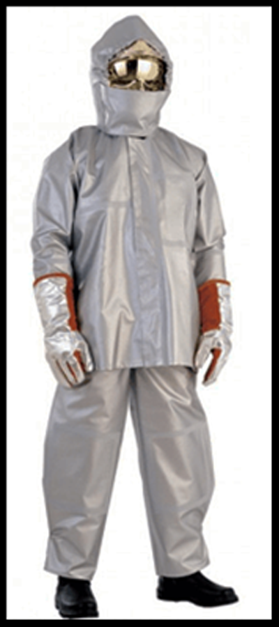 Термозащитный костюм серебристого цвета, включая защитные очки, перчатки и спецобувь с покрытием.