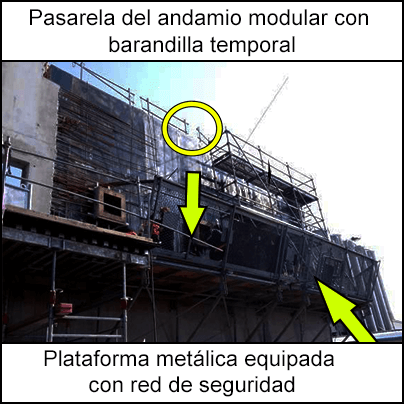 Pasarela del andamio modular con barandilla temporal. Abajo, plataforma metálica equipada con red de seguridad.