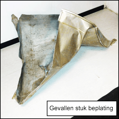 Het gevallen stuk beplating. De beplating is vervormd door de val.