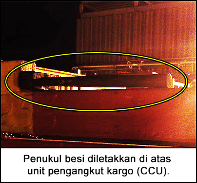 Penukul besi diletakkan di atas unit pengangkut kargo (CCU).