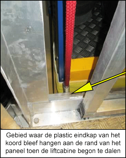 Gebied waar de plastic eindkap van het koord bleef hangen aan de rand van het paneel toen de liftcabine begon te dalen