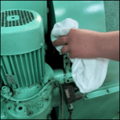 652-s2.png Los paños que estaba utilizando se quedaron enganchados en algunos componentes rotativos del motor, y sus dedos se vieron arrastrados hacia la maquinaria.