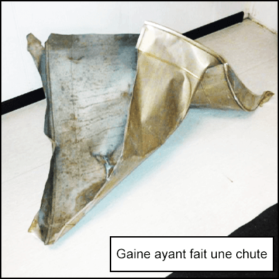 La gaine tombée.  La gaine a été déformée en raison de la chute. 