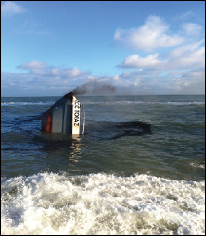 Se ve la proa del barco. El resto del barco está sumergido.