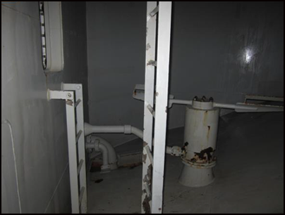 泥漿罐的內部，有一個通道豎梯和一個攪拌器