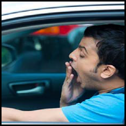 Un conductor bostezando con los ojos cerrados.