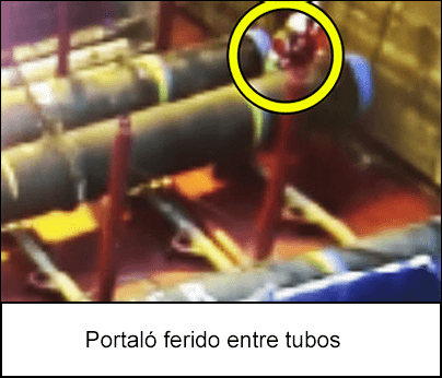 O portaló preso entre dois grandes tubos